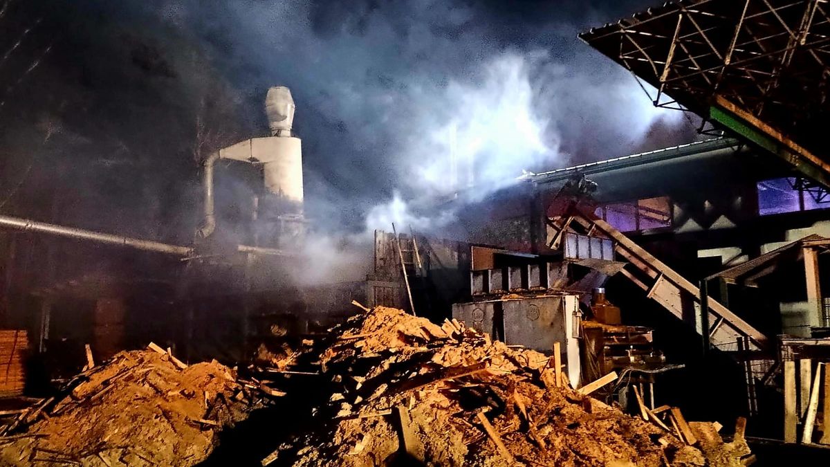 Požár zasáhl kotelnu a zásobník dřevní hmoty na Písecku, škoda je milion korun